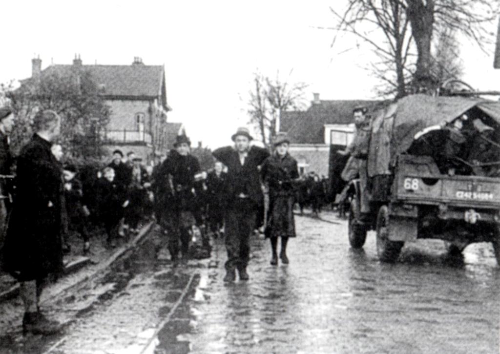 Opgepakte NSers door de Raadhuisstraat.Foto De Canadezen in Nederland 1944 1945 