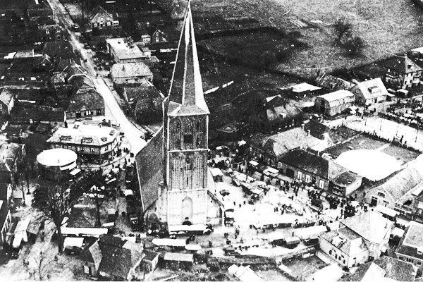 Kermismarkt 1936 rondom de kerk