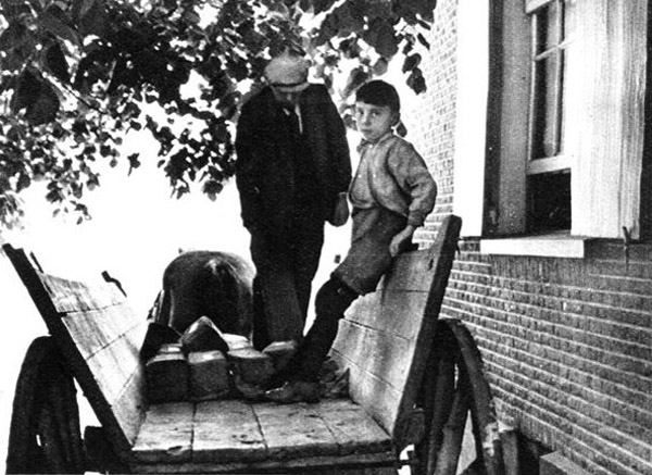 13 1939ca. Broden aanleveren bij het raam 
