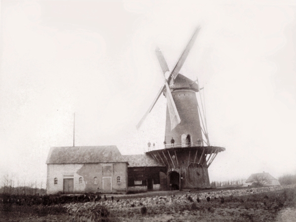 2 ca. 1900 molen en olieslagerij van koolzaad en granen sloot 