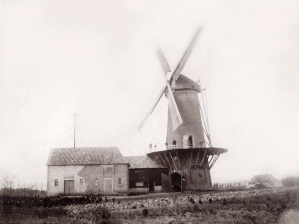 2 ca. 1900 molen en olieslagerij van koolzaad en granen sloot