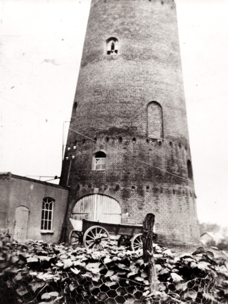 5 Voor de molen de wagen waarmee graan werd aangevoerd en meel werd bezorgd. sloot