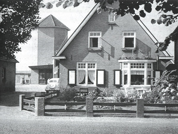 1963 Raadhuisstraat 61 met molenromp foto W Luimes